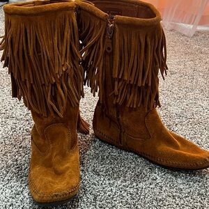 Minnetonka boots brown in color with fringe size 8 Like new condition